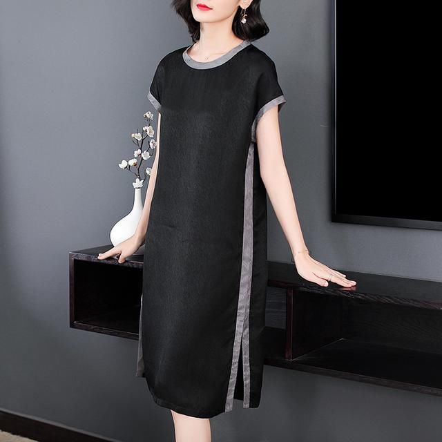 丰满女人穿裙从不穿丝袜！露出大白腿，完美无缺，上身又嫩又迷人