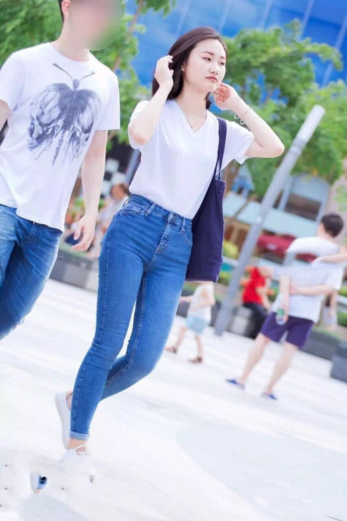 街头偶遇蓝色紧身牛仔裤小姐姐，阳光灿烂得就像夏日里的百合花
