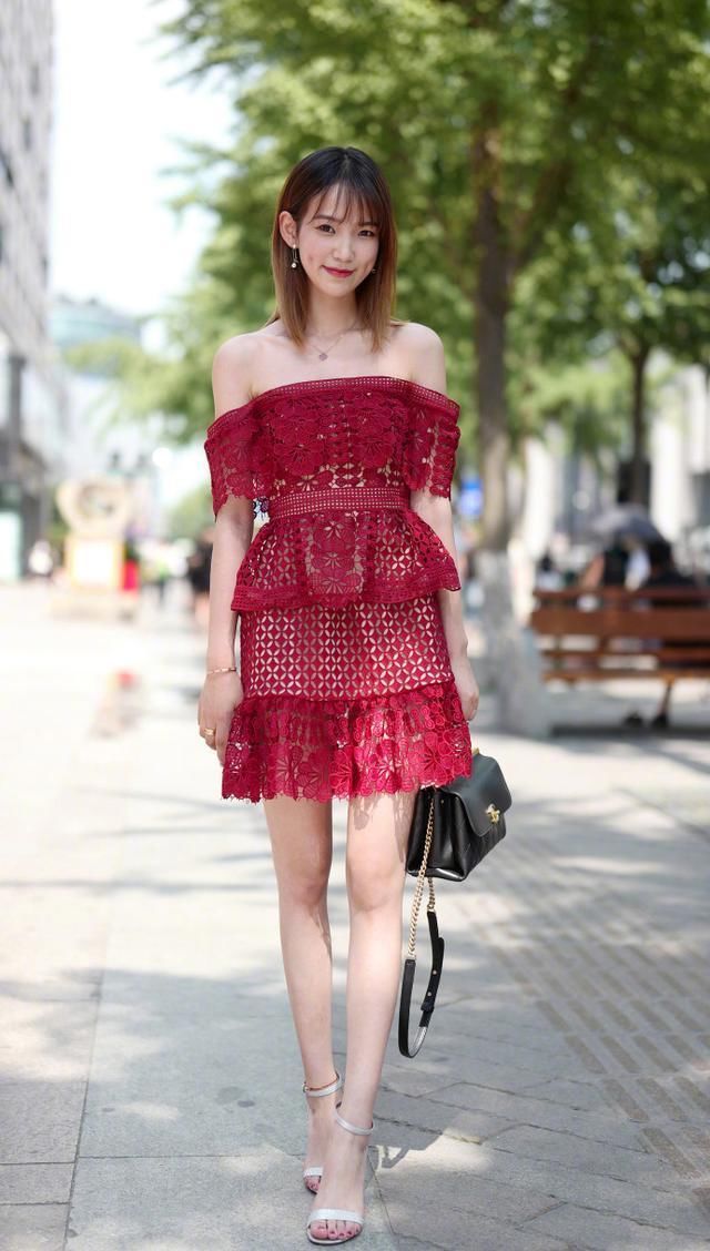 街拍:小美女时尚美丽精致肌肤，我被迷住了!