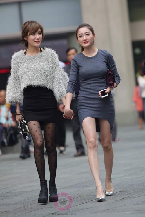 街拍：美女闺蜜搭配黑色丝袜出街，养眼不俗气
