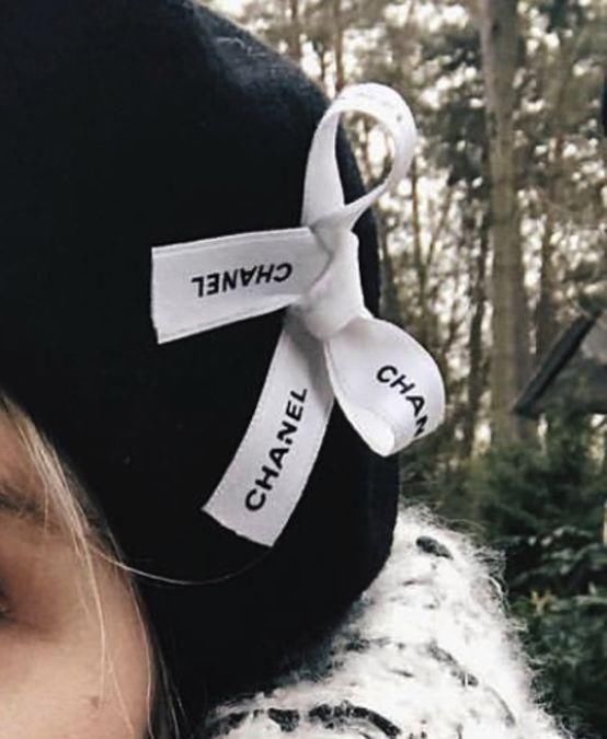 少女■不可以扔!Chanel、Dior 包裝彩带除开绑头发外,可以那样用