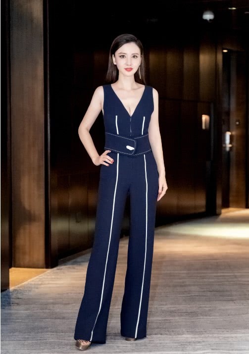 张萌嫌腿不够长?穿高跟鞋都不满足,还直接用裤子把脚给遮住了!