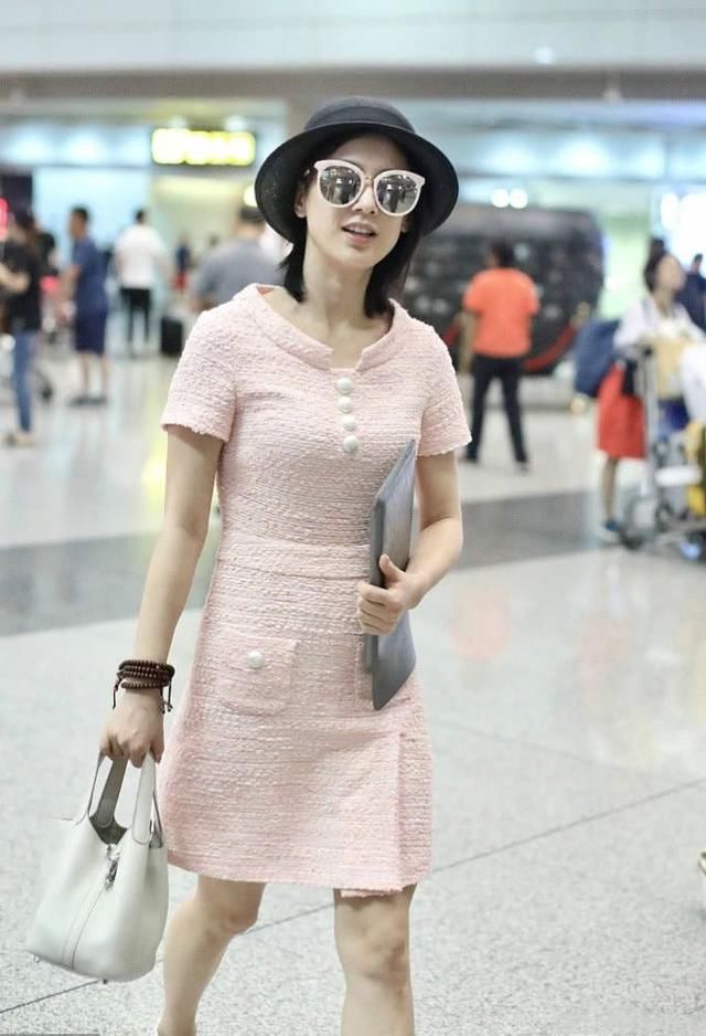 黄圣依被造型师坑惨，粉色裙子好像乡村大妈！