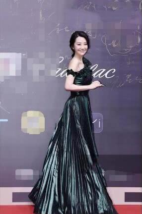 林依晨比许晴小了14岁,但同穿墨绿色裙时,网友:这次真的是输了