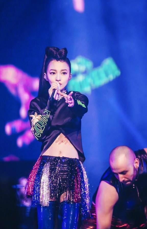 张韶涵也会72变？演唱会造型，惊呆了我的双眼！