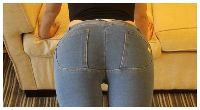 紧身牛仔裤受女生青睐，展示温柔现代美，让女生更加自信大方