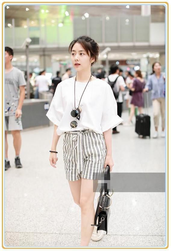 本以为佟丽娅的条纹短裤够显嫩的了，可看到谭松韵，我沉默了！