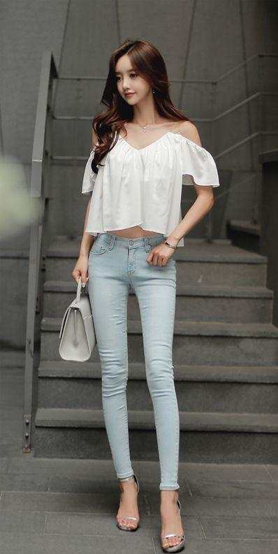 街拍:合理穿搭紧身牛仔裤,让美女展现自我,魅力时尚!