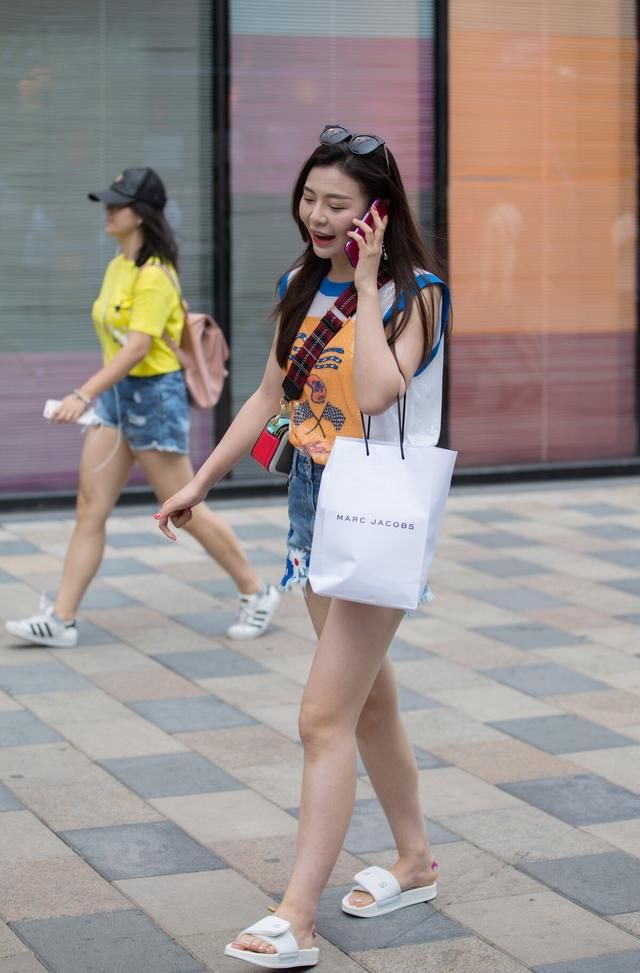 女孩纹身不正经？还是时髦性感~行走式街拍