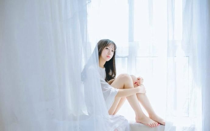 可爱玩偶少女白皙性感私房写真图片