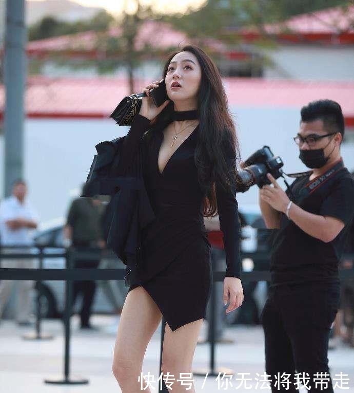 #尽显#街拍:美艳动人的小姐姐,一件黑色修身短裙,尽显完美性感好身材