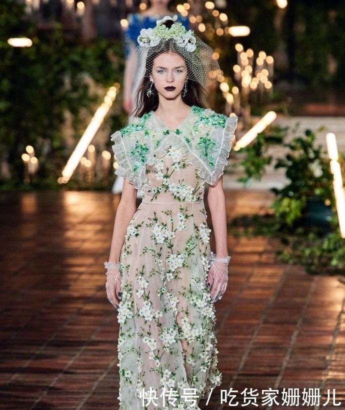  感觉：Rodarte 2020秋冬系列，经典吸血时尚又复古，复古黑暗且不失浪漫