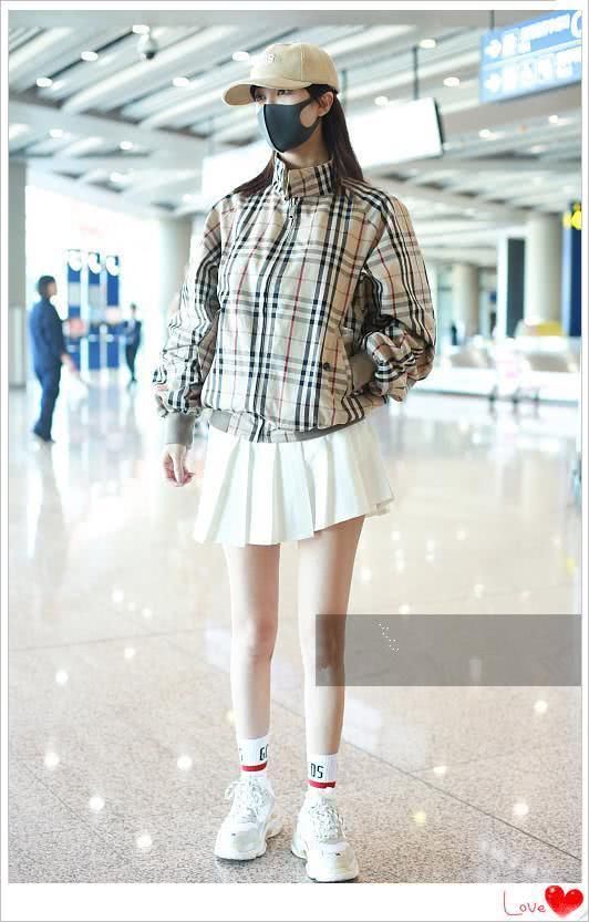 当沈梦辰穿百褶短裙撞上李菲儿，网友:比腿不相上下，比脸差远了