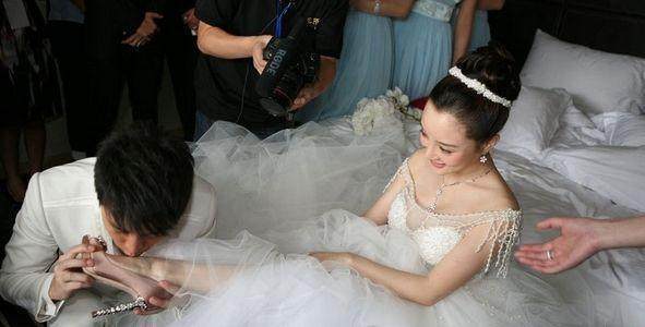 李小璐“不雅照”引出轨争议, 工作室怒甩未P图辟谣, 网友: 脏了