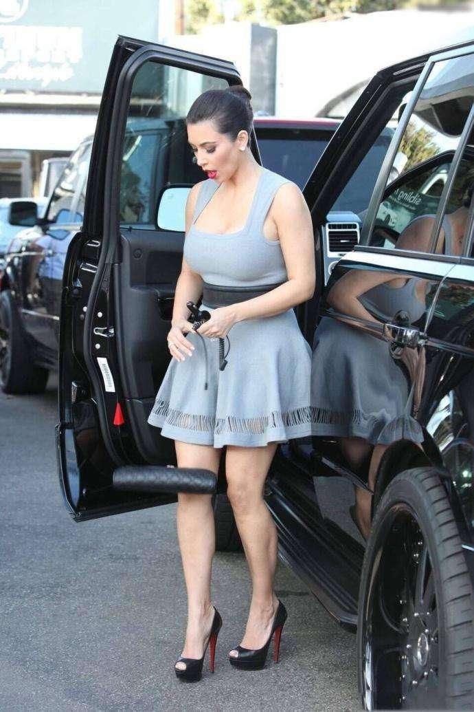 街拍: 外国美女穿裹胸裙出门, 优雅的弯腰礼