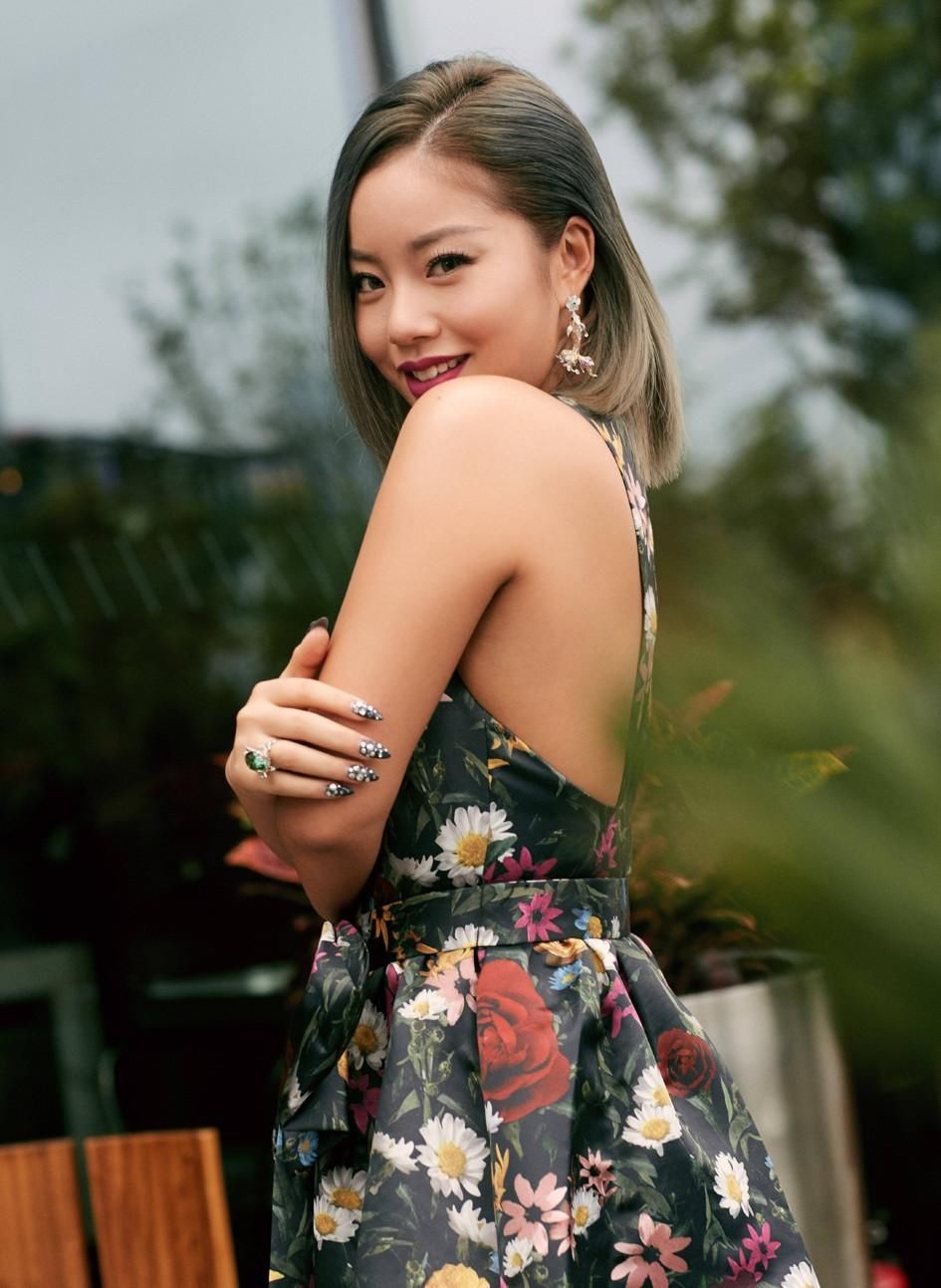 王菊太霸气!穿超短裤配白靴，一身肉肉网友感叹:自信最美