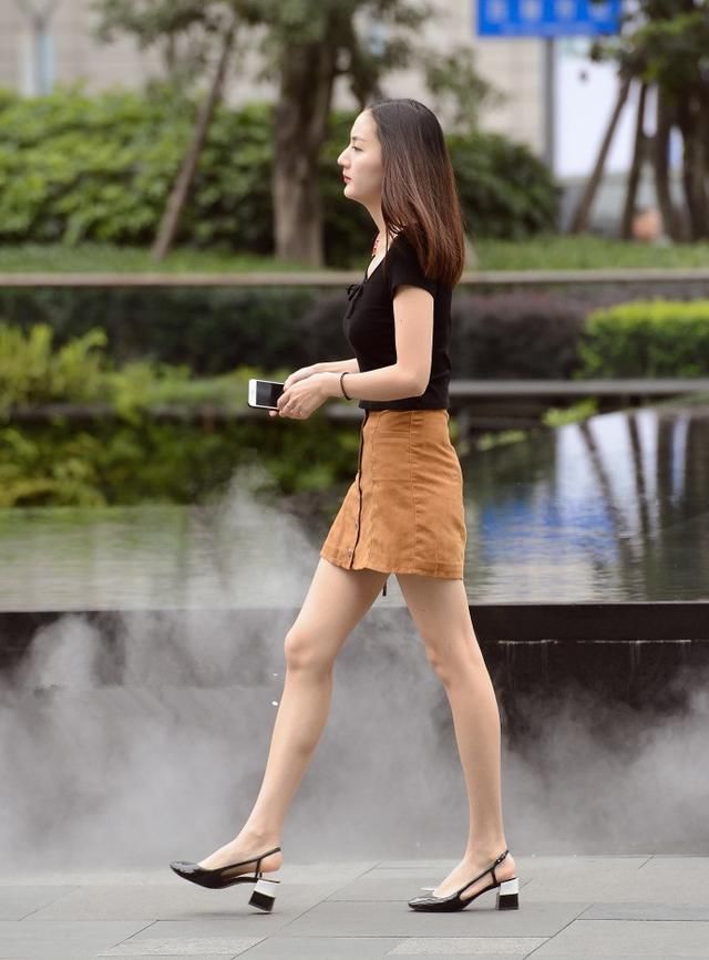 路人街拍，走在时尚前沿的时髦穿搭参考，让你慢慢养成时尚美