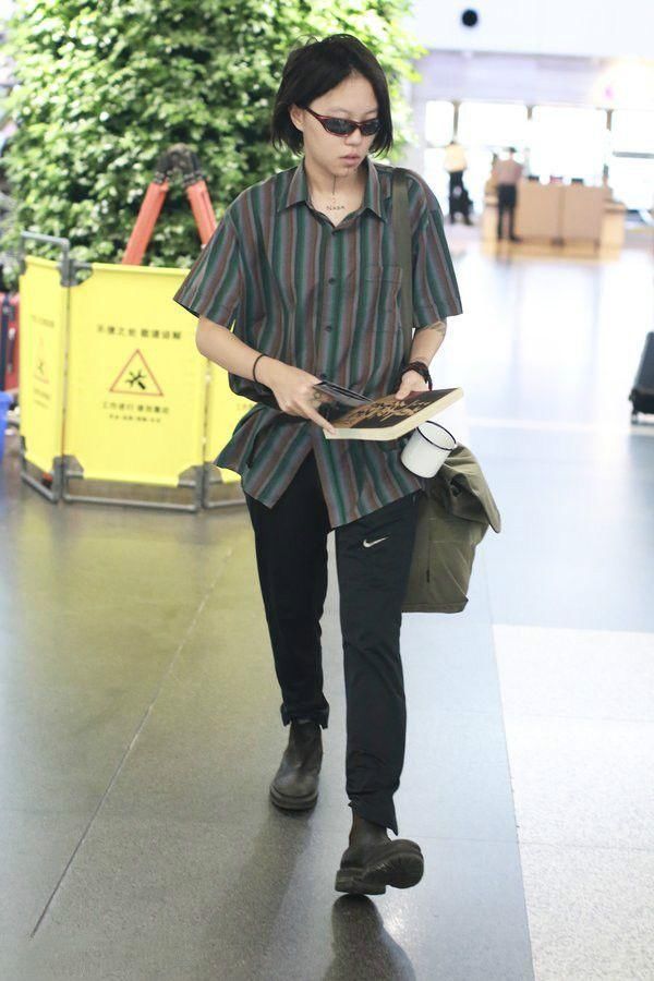 窦靖童背着瓷缸频频出镜，网友:欣赏不了你的穷酸范儿!