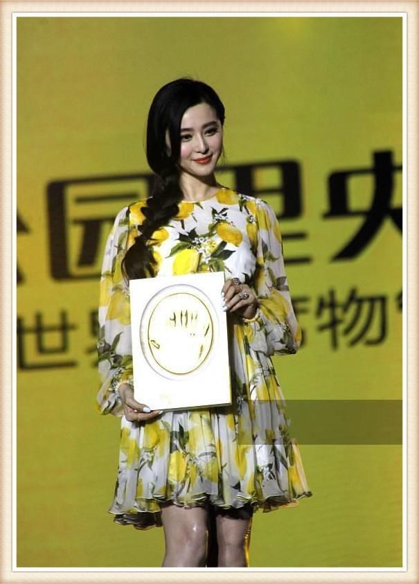 瘦下来的赵薇就是强!一件印花连衣裙尽显女王范，范爷完全不能比