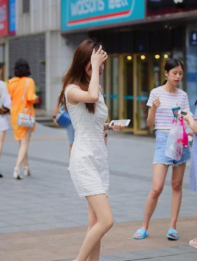 #时尚#街拍,高跟鞋搭配职业装展示成熟女性的独特魅力