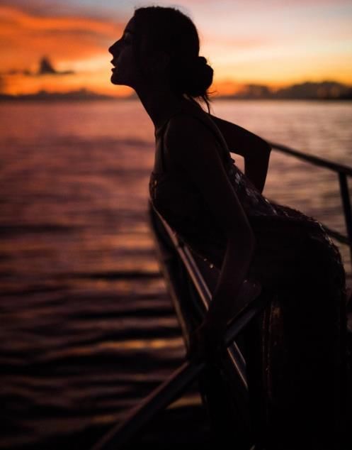 迪丽热巴穿背心型泳装，身材这么好，还是太低调了