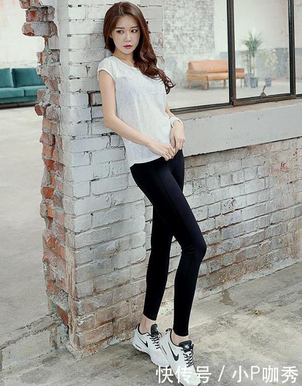 街拍：优雅娇美的打底裤小姐姐恬静贤淑，秀出笔直有型的大长腿！