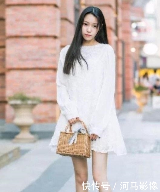 【 美女】穿出独特的气质感，气质的街拍：年轻自信的美女