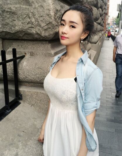 街拍：穿着打扮时尚的小姐姐，面容俊美身材优美性感！