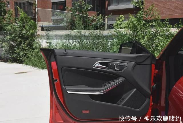 『有钱』怎么开车门最有引人注目?不得不感叹“有钱真好”!