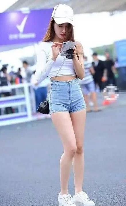 广州街拍高挑美女，超短裙尽显纤细大长腿