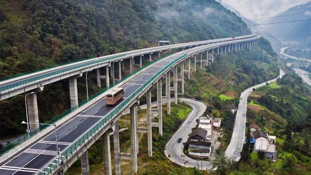 中国真正的“天路”！240公里全程高架，过桥如同过山车