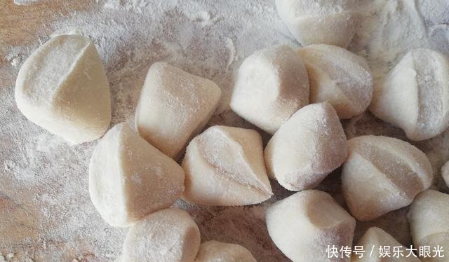 『柔软』立春时节,全网都在做春饼,我教婆婆一次就做成功了,柔软又筋道