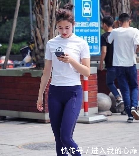 『 底裤』增加清新感！，街拍：夺目饱满的紧身打底裤美女