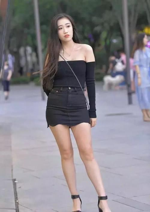  『气质』街拍：小姐姐白色的吊带v领搭配白色休闲裤，有种仙女般的气息
