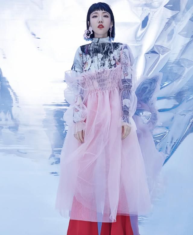 吴莫愁把自己弄成“动漫人物”，衣服剪成倒V，这辈子都不可能撞