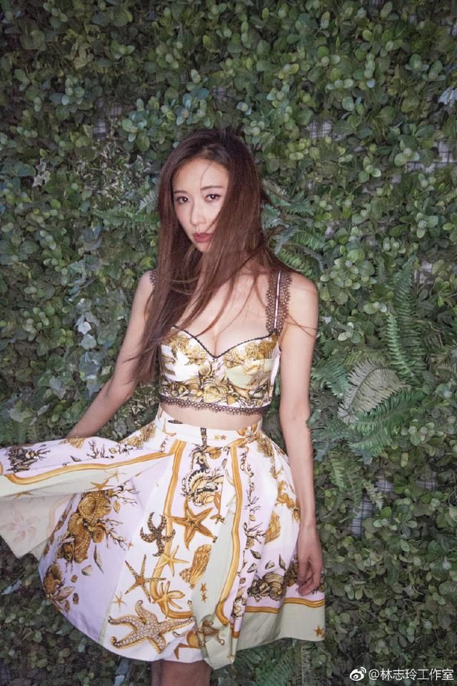 44岁的林志玲出席活动，礼服上半身开好大，网友：被惊艳到了