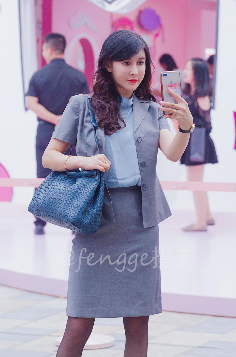 时尚街拍:三里屯来了个OL范时尚大美女，一路卖萌自拍玩到嗨