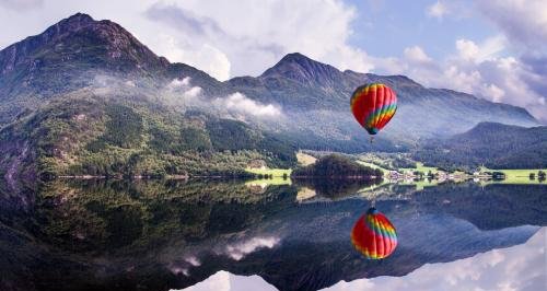 将手机绑上气球，送上3万米高空，2年后看到的照片真的是太神奇