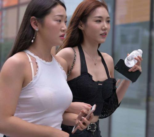 紧身牛仔裤展现美女那完美的曲线，散发着不一样的魅力，真好看！