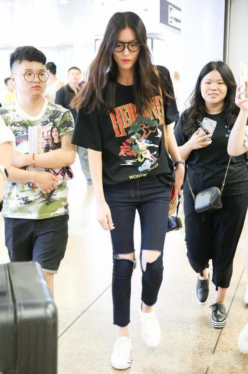 刘雯素颜被拍，网友：这和化妆没差别啊！