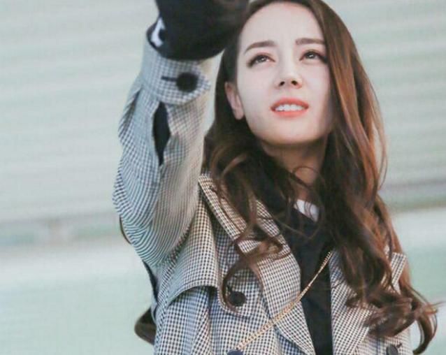 同样是穿风衣，迪丽热巴和戚薇两个人的差别也太大了吧!