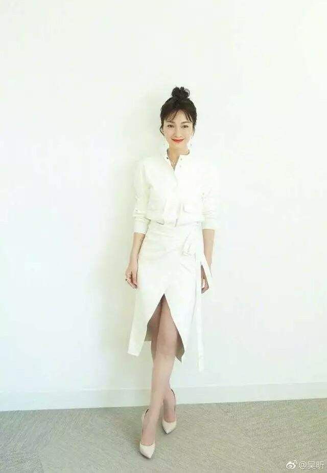 吴昕太敢穿了，这裙子短的像是只穿了件上衣，不走光算你厉害!