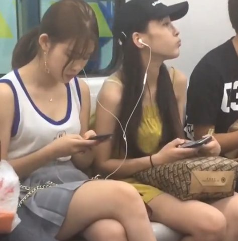 街拍，姜黄色短裤美女，被拍害羞了，默默走掉！