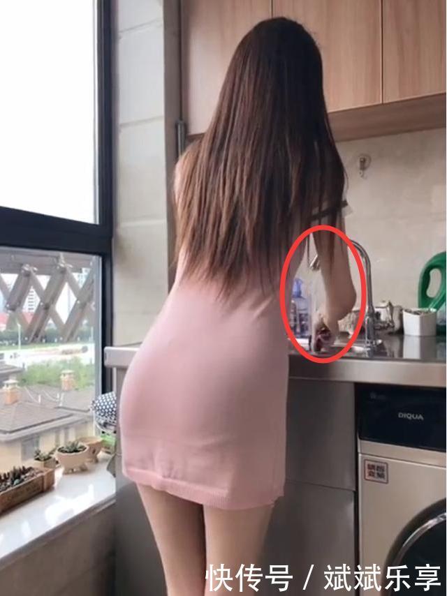 参加活动，姑娘穿着报纸做成的衣服，真是太时尚了