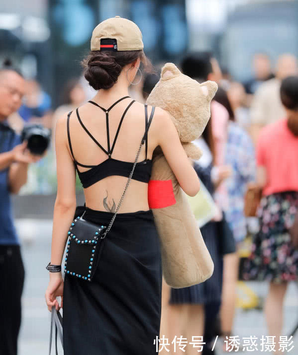 气质小姐姐不规则长裤尽显曼妙身姿，网友：小姐姐你们抱走，这个