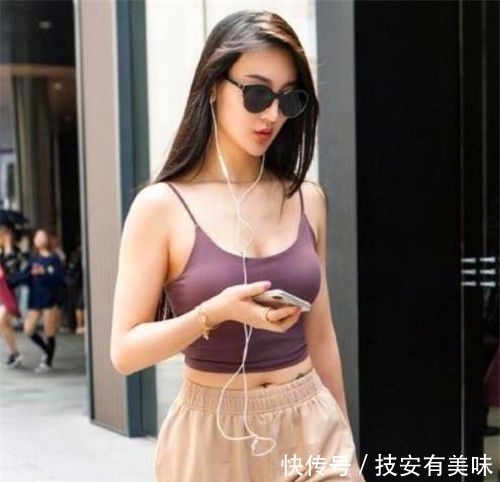 『气质』街拍:美女穿吊带长裙,气质温婉,姿态怡人