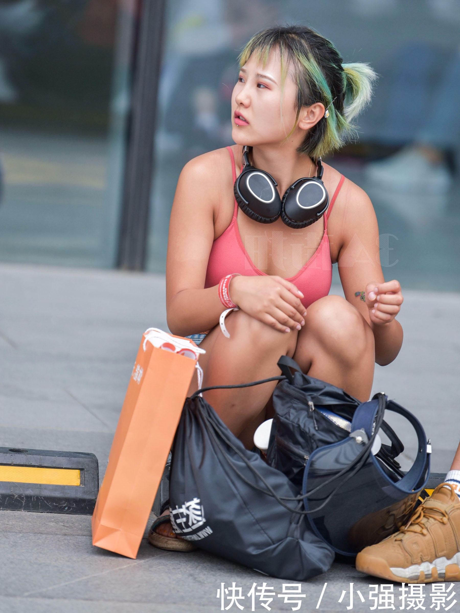 极品辣妈粉色裹胸勒出丰腴上围，街头发名片有成效的她笑起来很吸