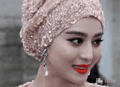 挡不住的尴尬瞬间，口红粘牙都是小事，她的睫毛都掉在脸上