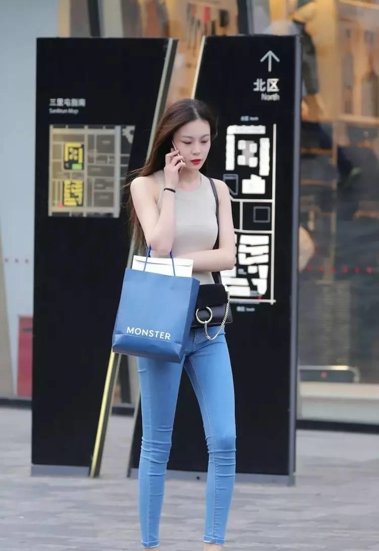  『美女的身材』街拍：肉色紧身小背心，搭配蓝色紧身牛仔裤子，回头率好啊！