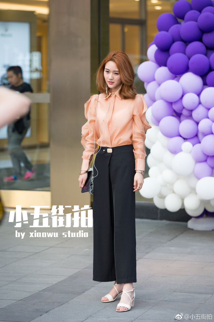 重庆街拍,拥挤的人群中,一眼遇见格外引人注意的你